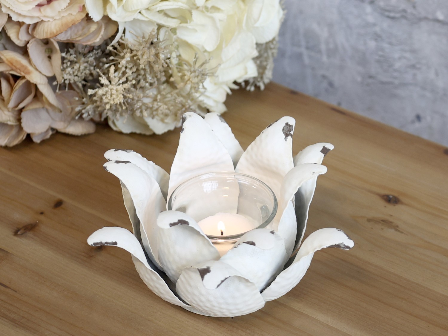 Krémový antik svícen ve tvaru květu na čajovou svíčku Flow - Ø 16*9cm Chic Antique