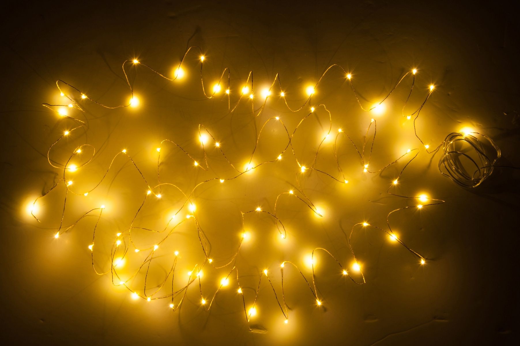 Vánoční světelný drátek ve zlaté barvě s 90 led světýlky - teplá bílá   J-Line by Jolipa