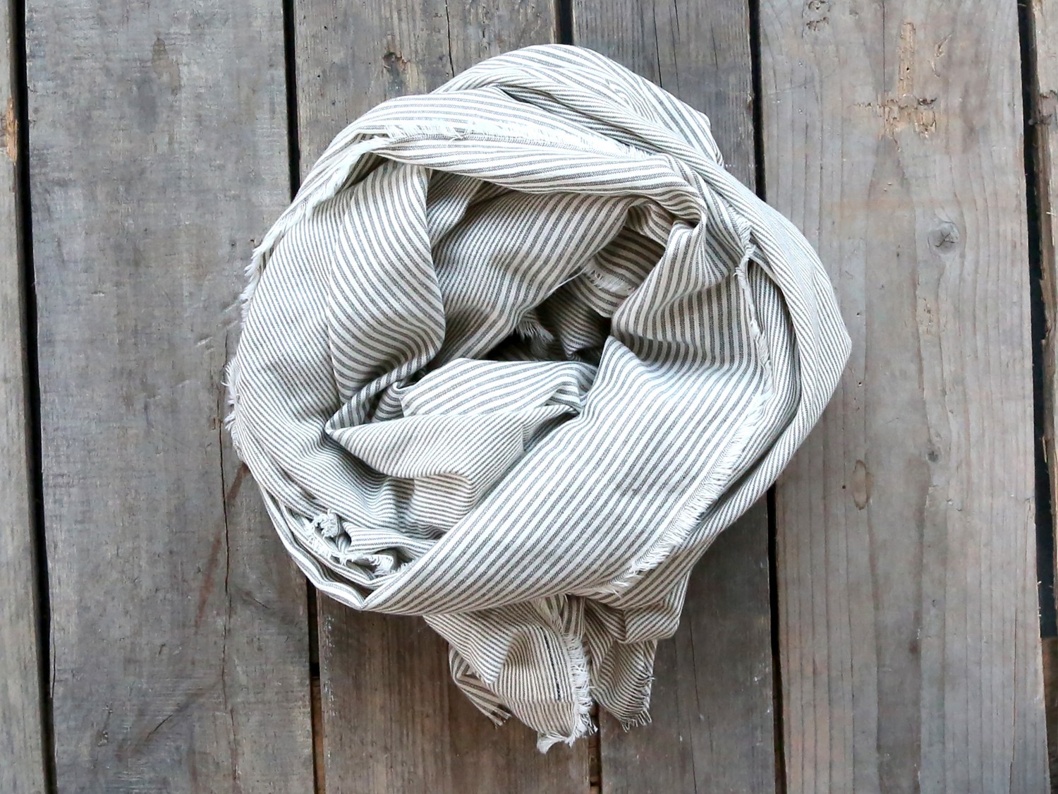Béžovo-šedý pruhovaný šátek s roztřepeným koncem  - 70*180 cm Chic Antique