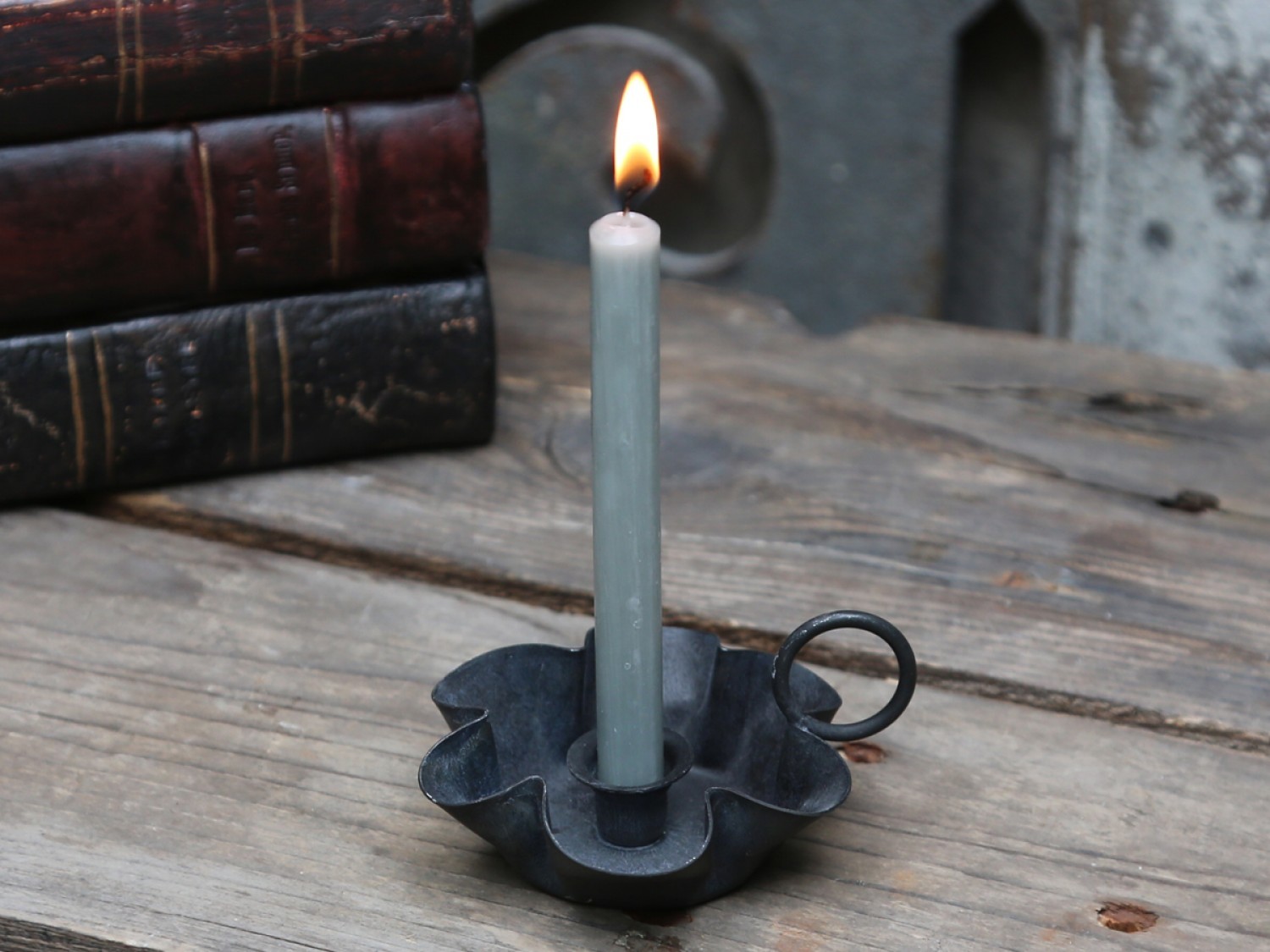 Černý antik svícen na úzkou svíčku Flower - Ø 9cm Chic Antique
