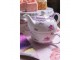 Porcelánová čajová konvička s šálkem a podšálkem Des Roses – 0,4 l