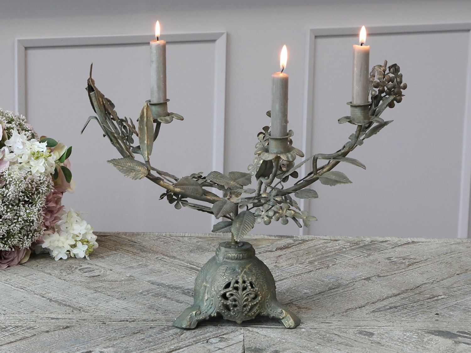 Bronzovo-zelený kovový svícen s listy Leaves na 3 úzké svíčky - 46*18*36 cm Chic Antique