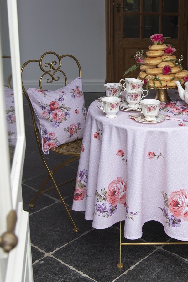 Růžový kulatý ubrus na stůl s růžemi Dotty Rose - Ø 170 cm