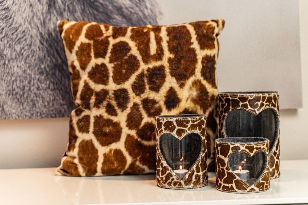 Hnědý sametový polšář s dekorem žirafy Jungle Giraffe - 45*45*15cm