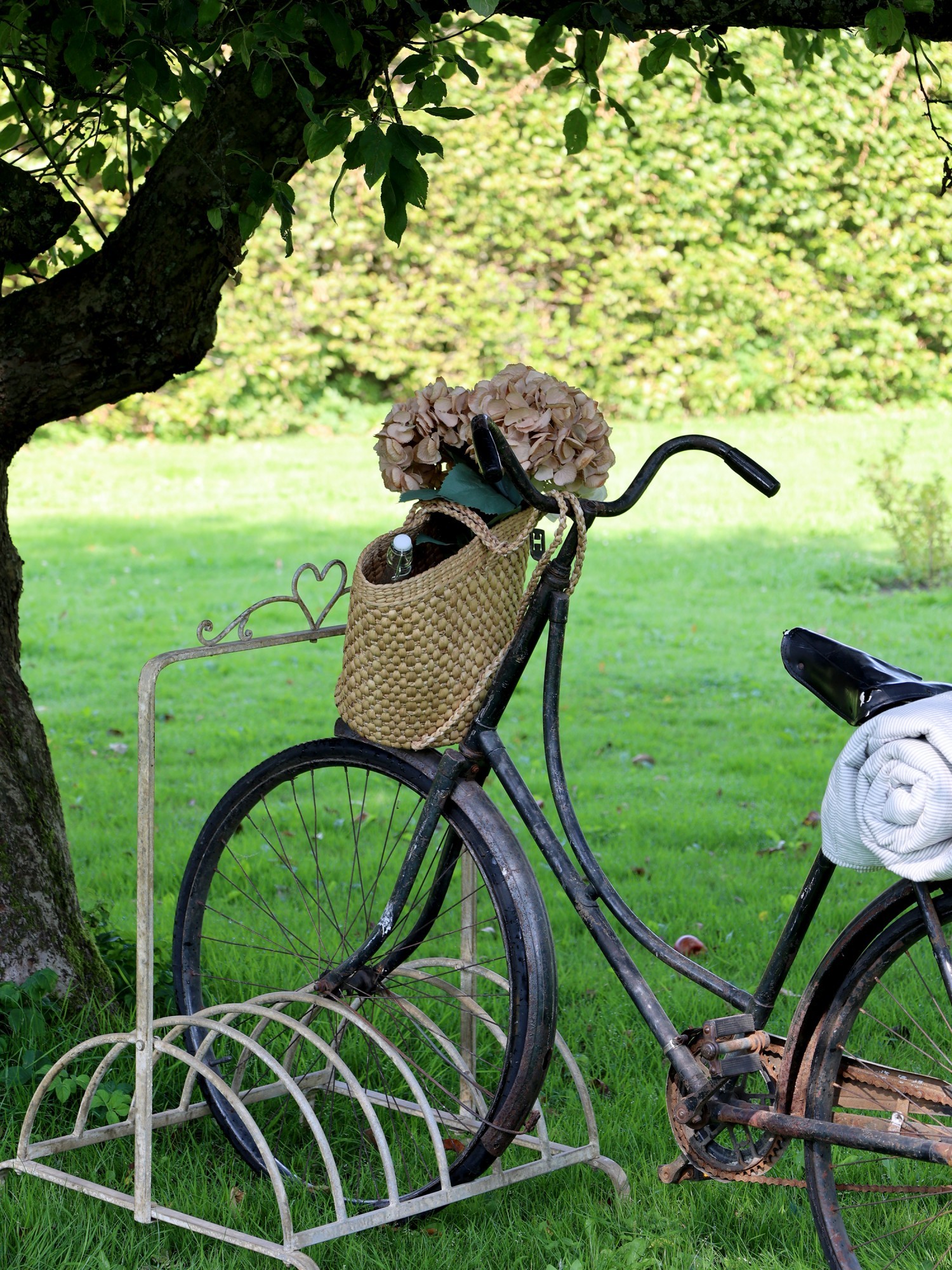 Krémový antik kovový retro stojan na kola Bicycle old - 72*68*98 cm Chic Antique