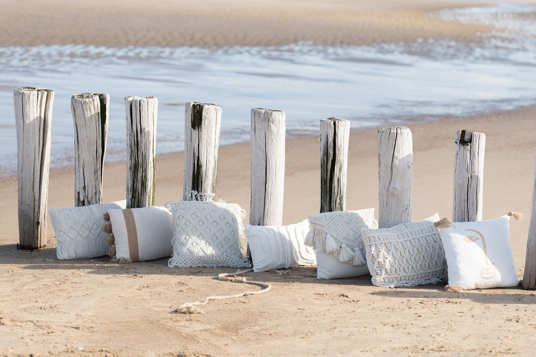 Přírodně bílý polštář s drhaným vzorem Macramé Cosy - 50*12*50 cm