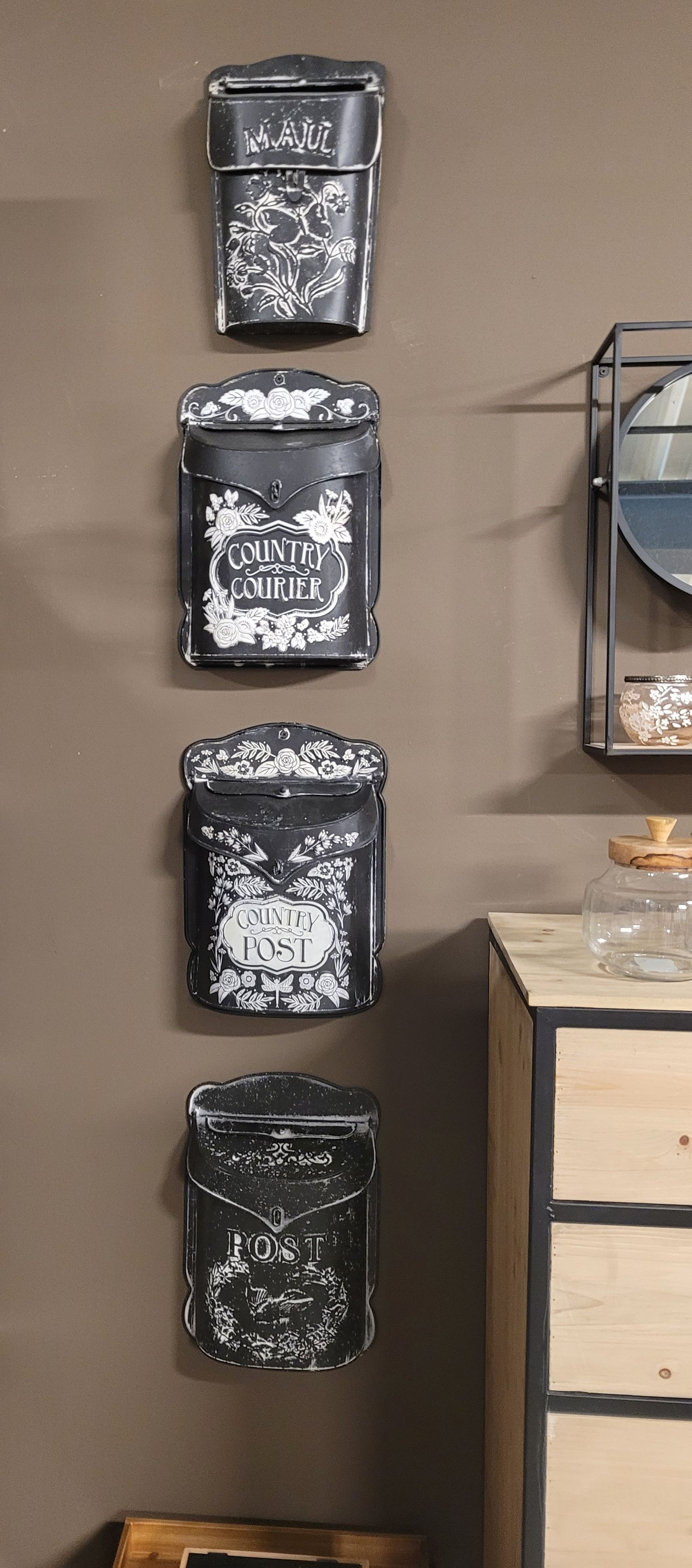 Černá antik poštovní schránka s květy a motýlem Mail - 22*37*33 cm