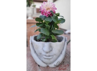 Béžovo-šedý cementový květináč ruce podpírající obličej - 18*18*13 cm