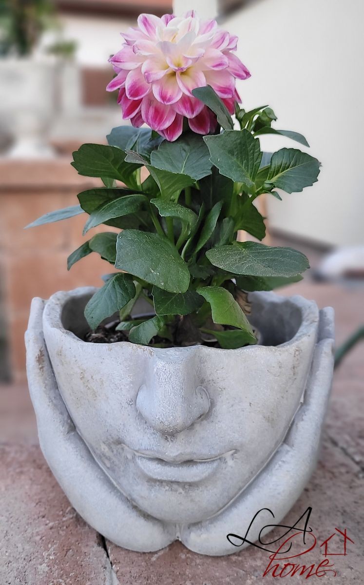 Béžovo-šedý cementový květináč ruce podpírající obličej - 18*18*13 cm