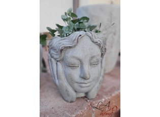 Šedý cementový květináč hlava dívky v dlaních - 14*16*17 cm