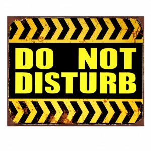 Černo-žlutá nástěnná kovová cedule Do Not Disturb - 25*1*20 cm