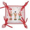 Bílo-červený košík na pečivo s louskáčky Happy Little Christmas - 35*35*8 cmBarva: bílá/červená/zelená/multiMateriál: 100% bavlnaHmotnost: 0,15 kg