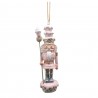 Růžová závěsná dekorace socha Louskáček s muffinky - 3*3*11 cmBarva: růžová, bílá, stříbrnáMateriál: PolyresinHmotnost: 0,038 kg