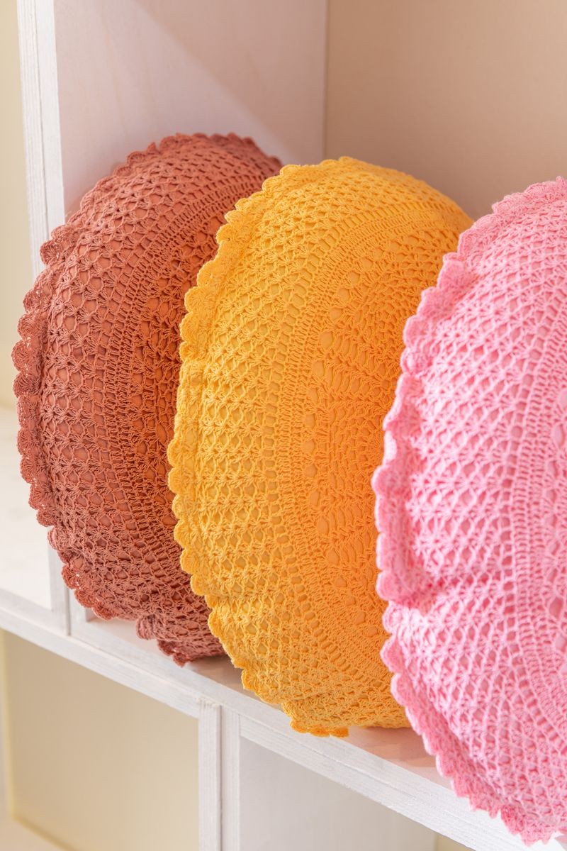 Růžový kulatý bavlněný polštář s krajkou Lace pink - Ø 38*12cm