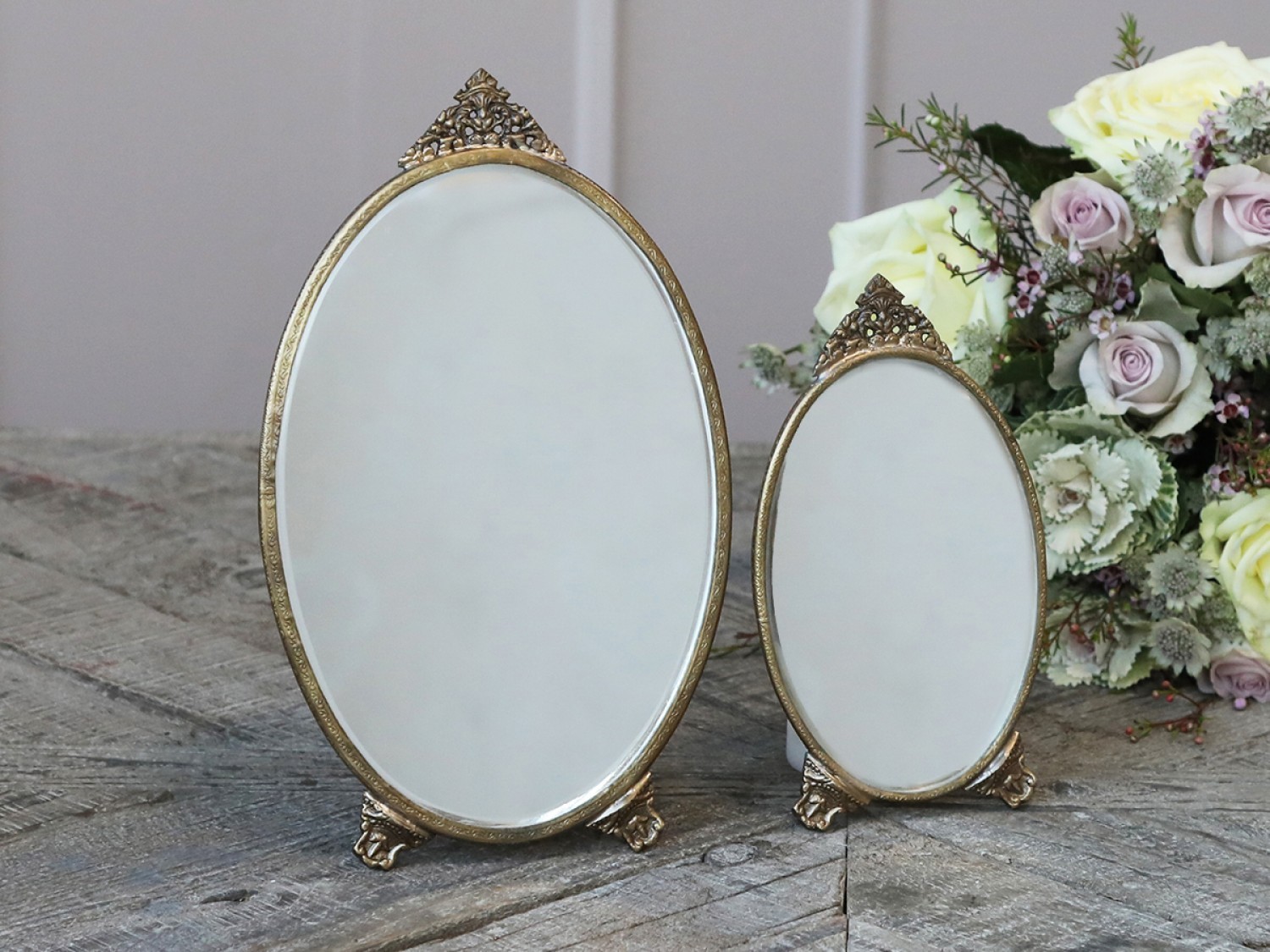 Bronzové antik oválné stolní zrcadlo s ozdobou Bariet - 15*0,5*26 cm