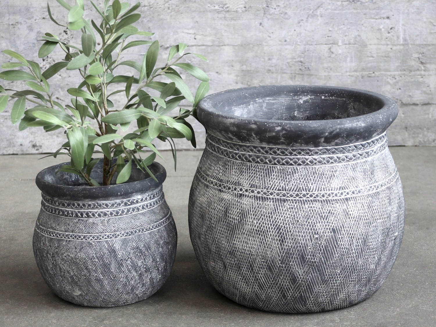 Šedý antik cementový obal na květináč se vzorem Cholet - Ø 21*19cm