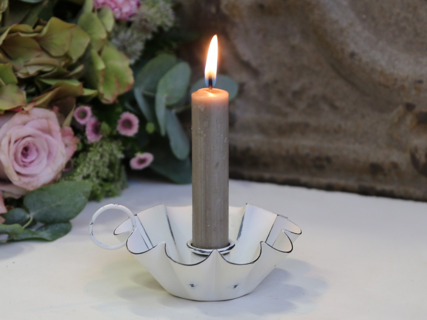 Bílý antik svícen na úzkou svíčku Flower - Ø 10*4cm