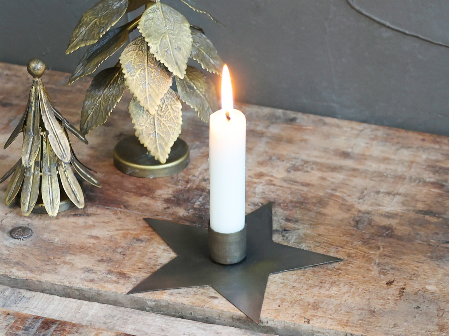 Bronzový antik svícen na úzkou svíčku ve tvaru hvězdy Star - 13*2,5cm Chic Antique