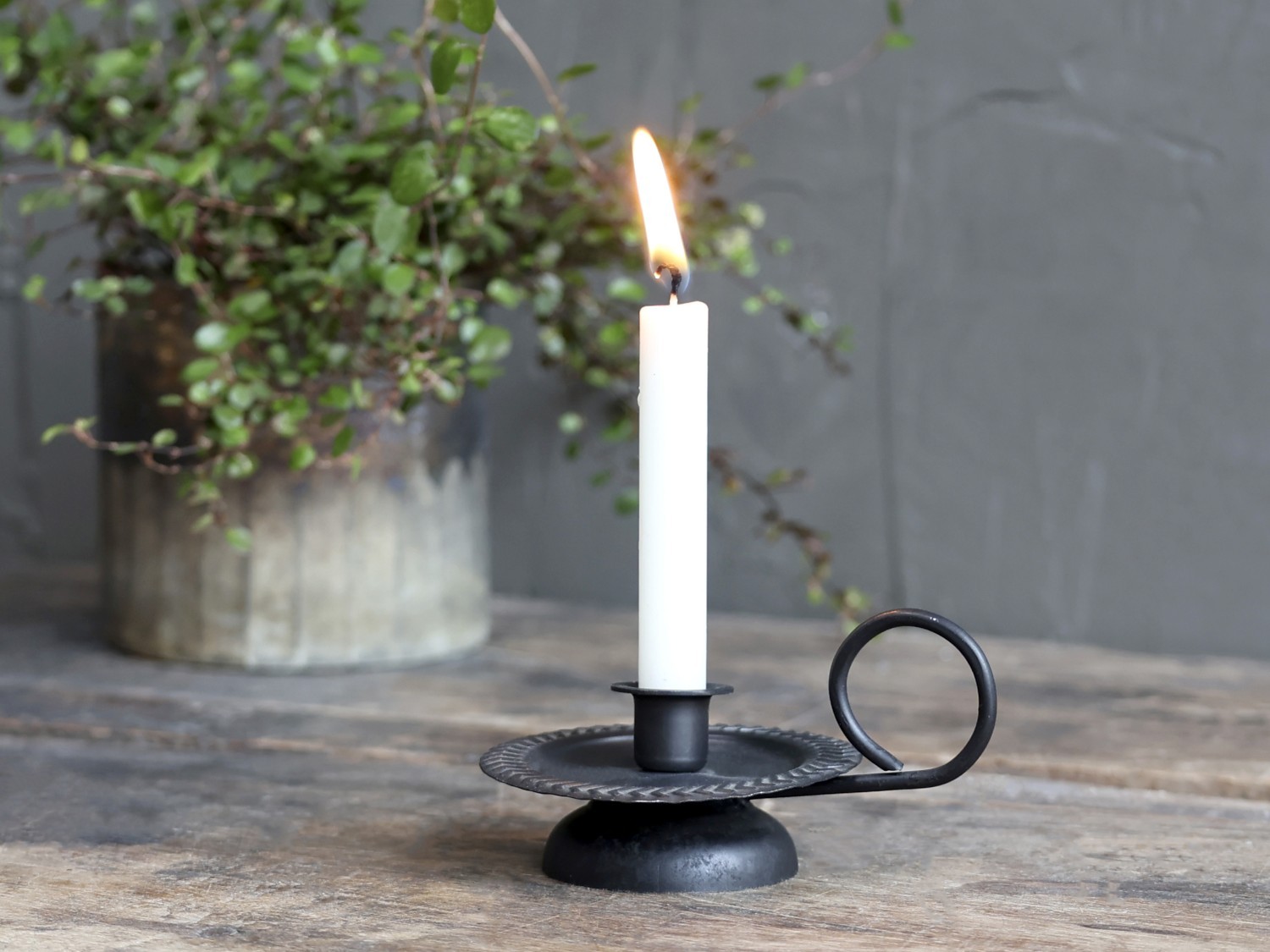 Černý antik svícen na úzkou svíčku Ferrio - 10*8*5cm Chic Antique
