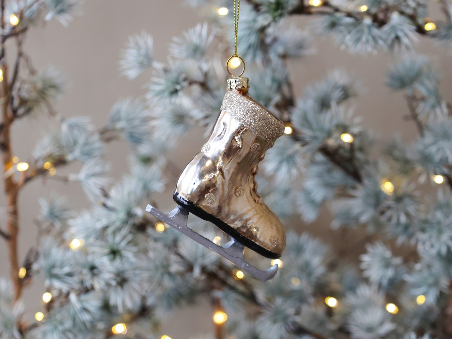 Champagne antik závěsná skleněná dekorace brusle - 8*3*8 cm