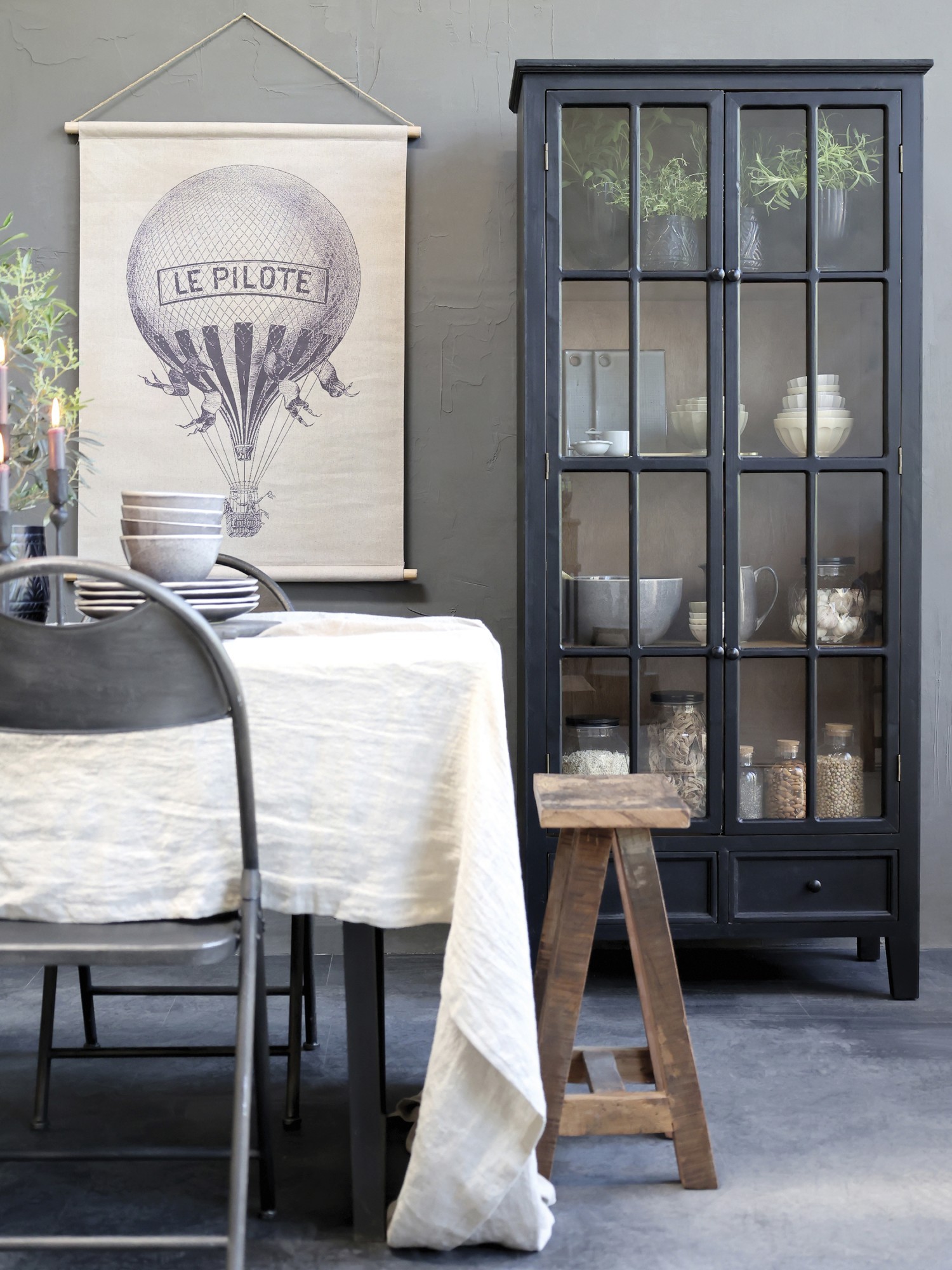 Černá antik dřevěná skříň / vitrína s policemi Floriette - 105*40*200 cm 40039524