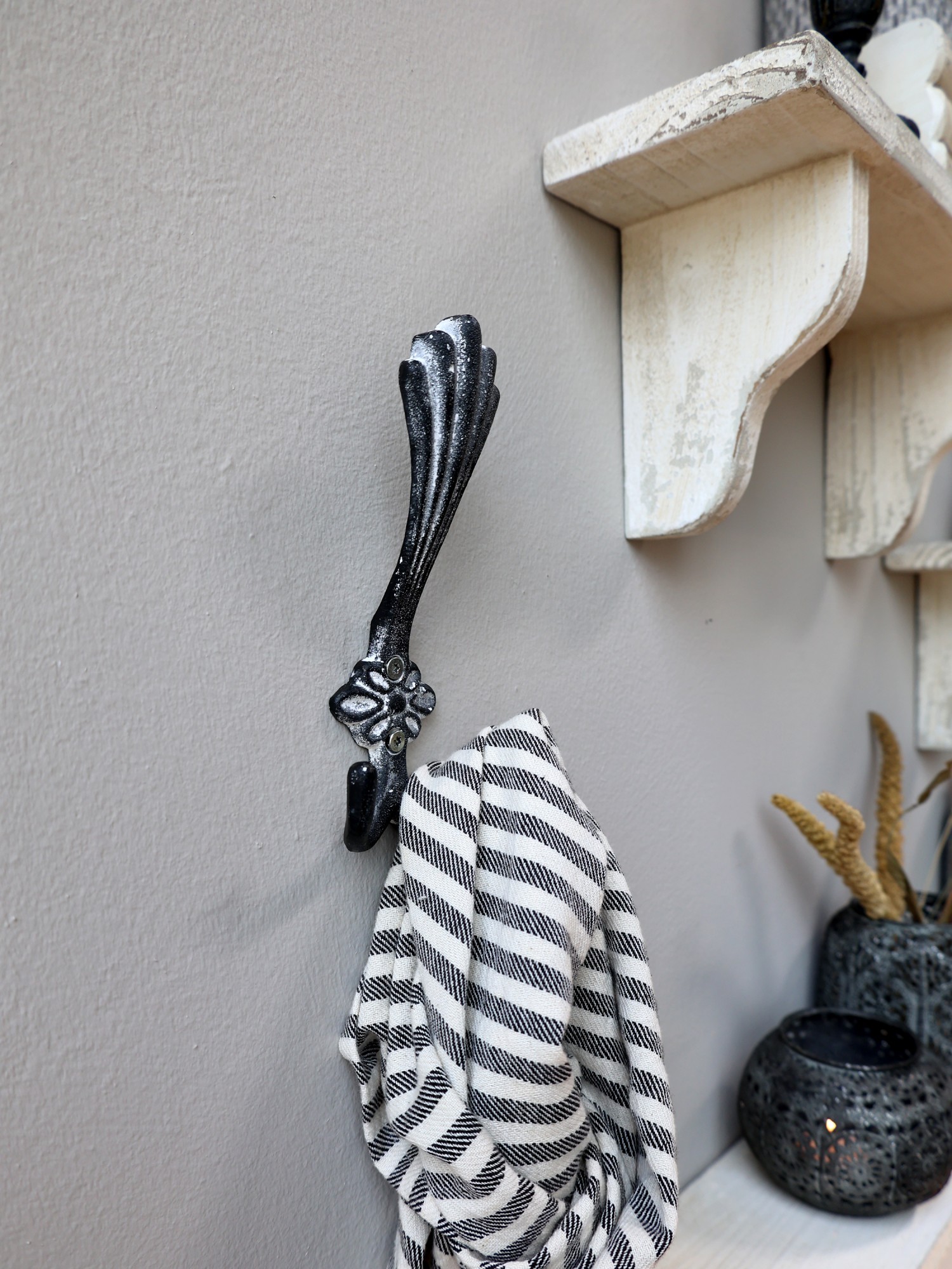 Granitový antik nástěnný trojitý háček s ornamentem - 8*4*18cm