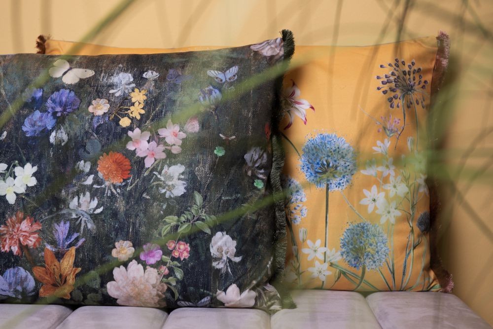 Vintage barevný polštář s květy a motýly - 60*40 cm