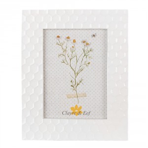 Bílý antik fotorámeček s dekorem plástve - 19*1*24 cm / 13*18 cm