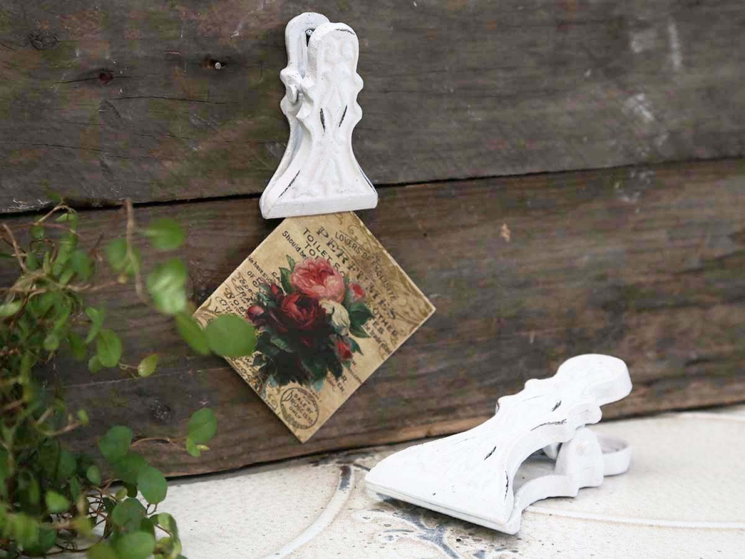 Bílý antik nástěnný litinový klip s ornamentem - 6*10cm