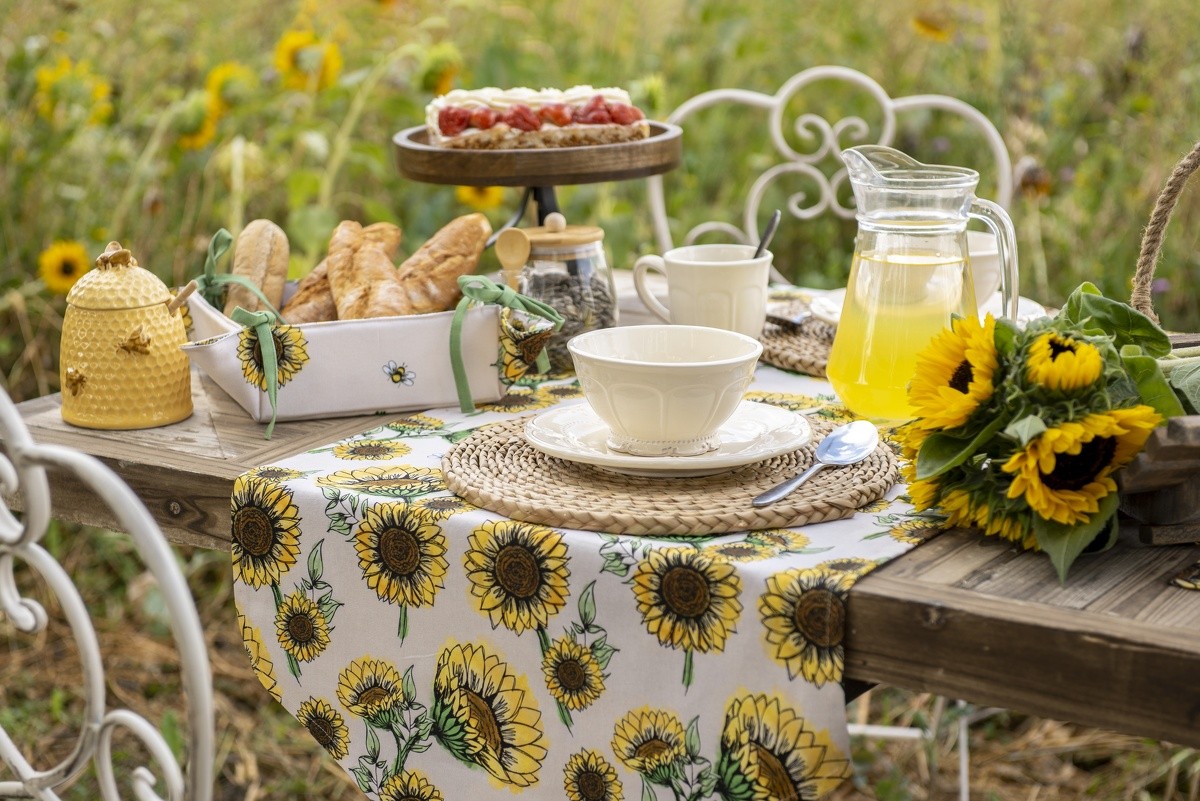 Béžový bavlněný běhoun se slunečnicemi Sunny Sunflowers - 50*140 cm