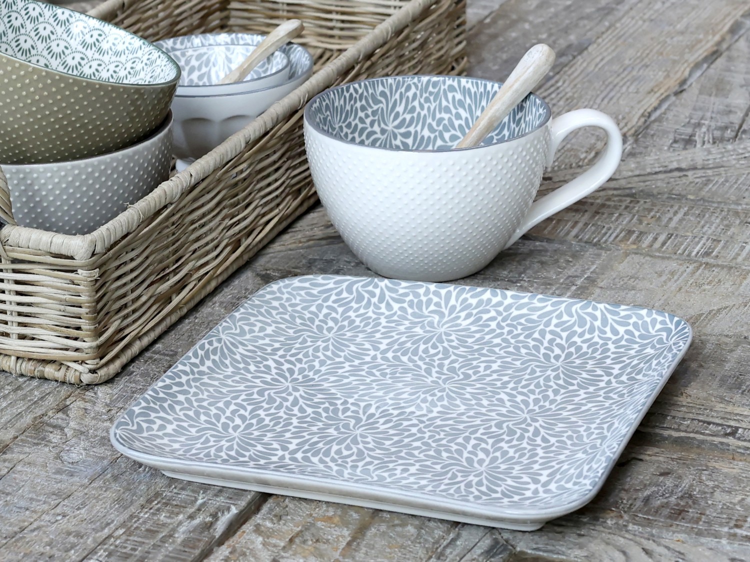 Šedý porcelánový hranatý talíř s ornamenty Arés Grey - 20*20*2cm
