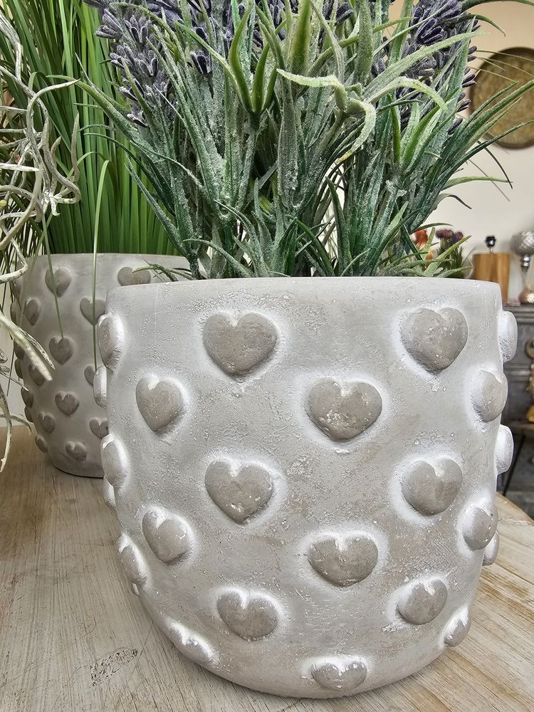 Šedý antik cementový obal na květináč se 3D srdíčky Conc Heart L - Ø 17*15cm