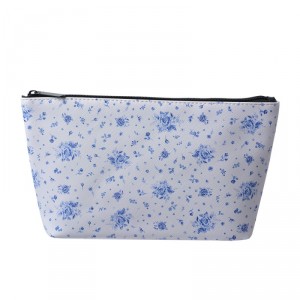Toaletní taštička s modrými růžičkami Blue Rose Blooming - 26*6*16 cm