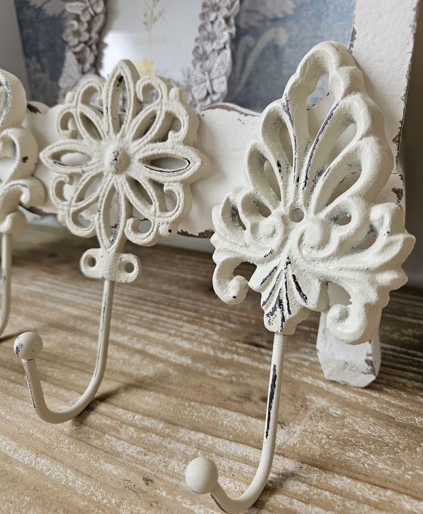 Béžový antik nástěnný háček s ornamentem - 8*1*16,5 cm