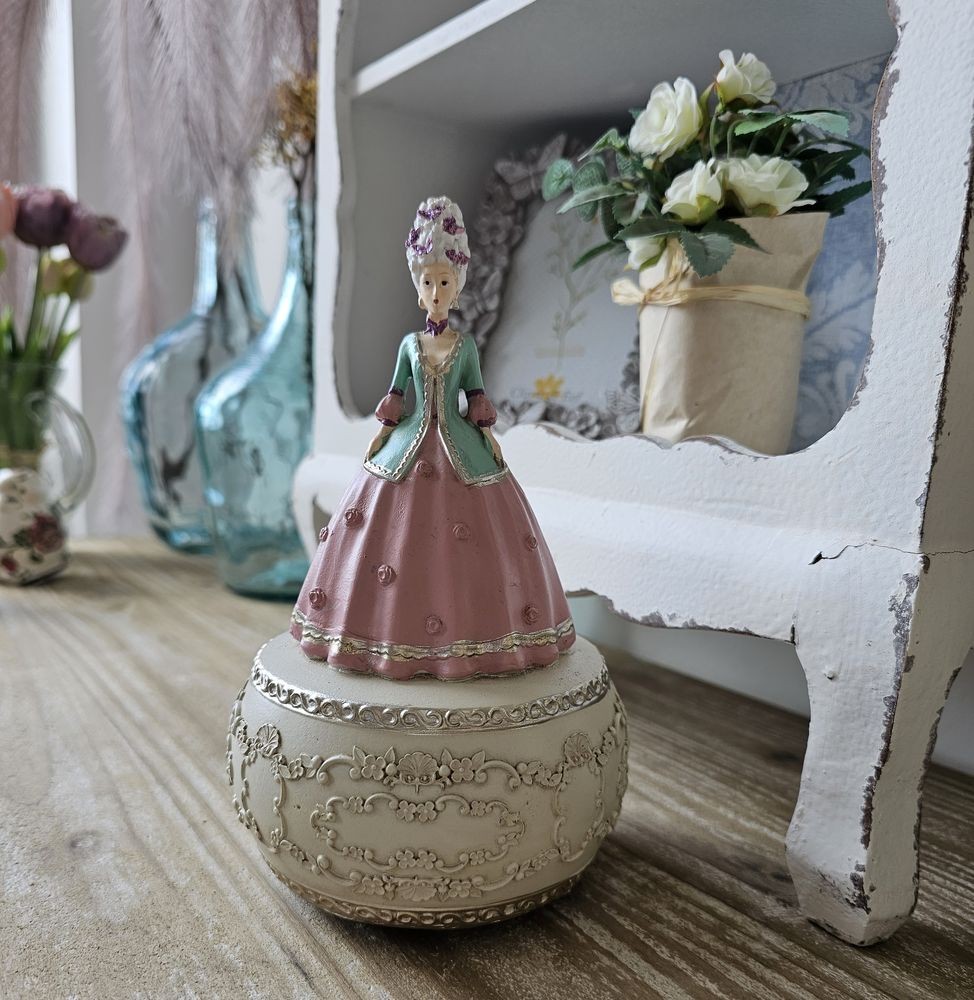 Růžová dekorativní vánoční hrací skříňka zámecká paní - Ø 12*19 cm