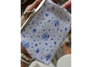 Peněženka s modrými růžičkami Blue Rose Blooming - 8*12 cm