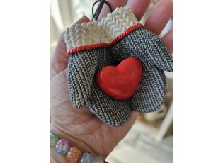 Šedá závěsná dekorace rukavice se srdcem - 8*5*9 cm