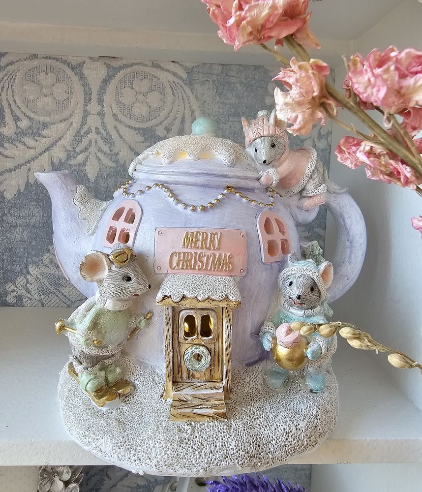 Fialová dekorace konvička s myškami a Led světýlky Merry Christmas - 15*11*12 cm Clayre & Eef Fialová dekorace konvička s myškami a Led světýlky Merry Christmas - 15*11*12 cm Clayre & Eef