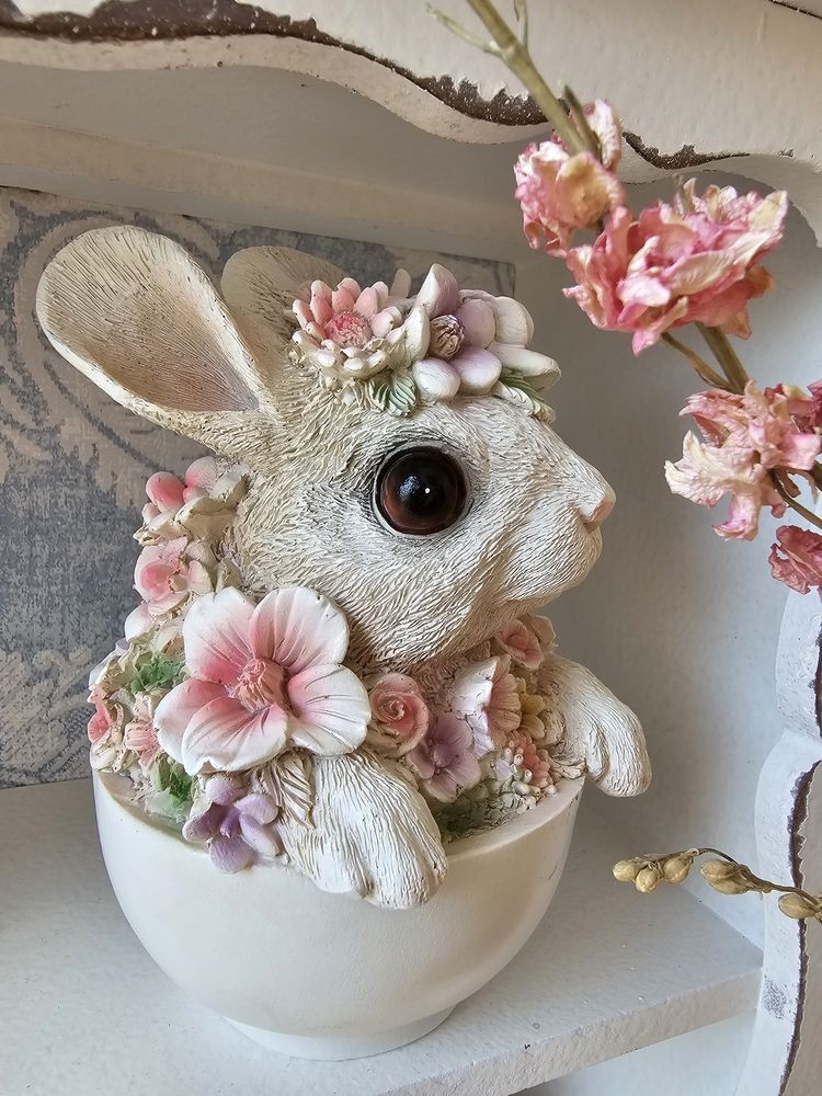 Dekorativní soška králíček v šálku posetý květinami - 13*10*15cm