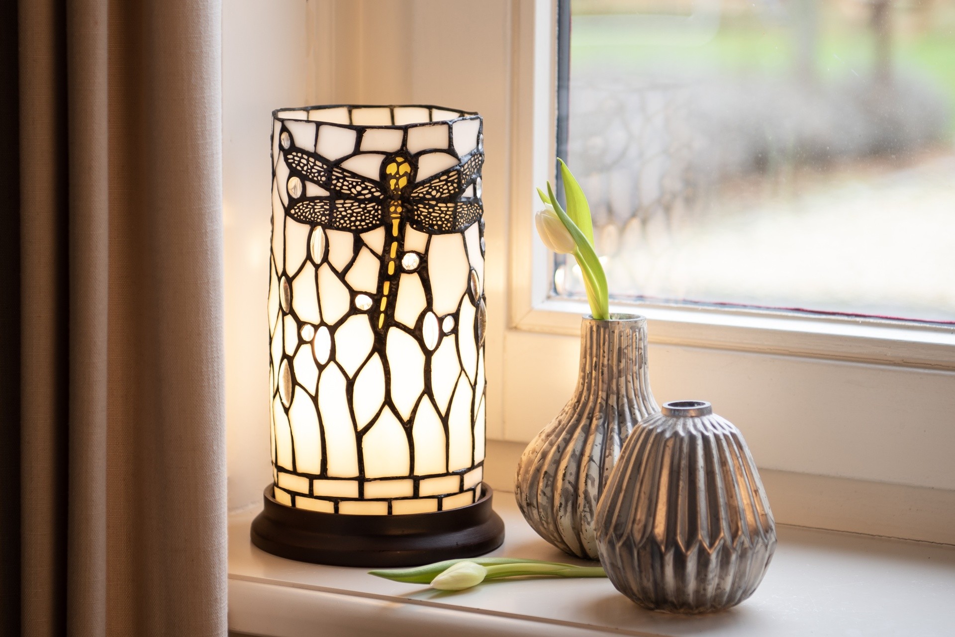 Bílá válcovitá stolní lampa Tiffany s vážkou DragonFly - Ø 15*26 cm E14/max 1*40W