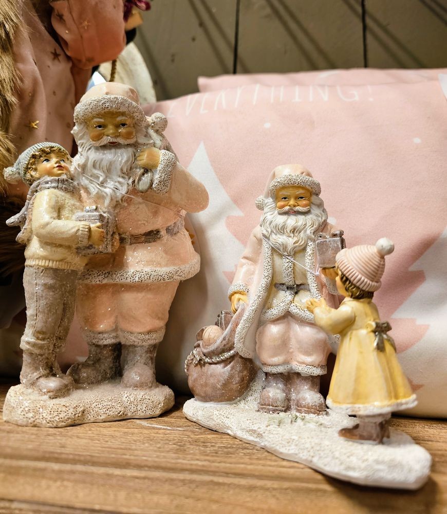 Růžová vánoční dekorace Socha Santa s chlapcem - 13*11*18 cm