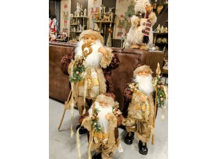 Vánoční dekorace Santa v hnědém kabátě a s holí - 37*29*82 cm