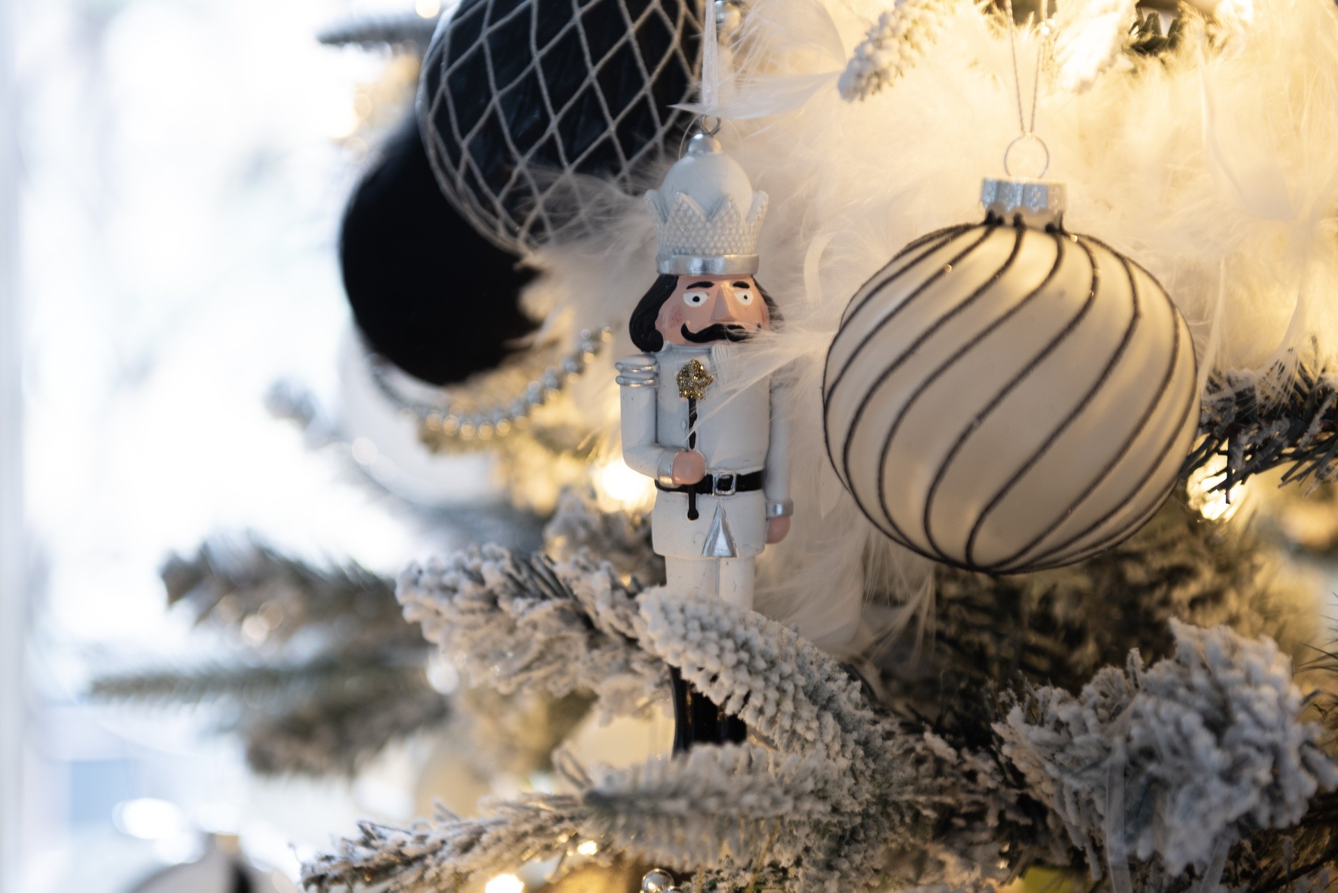 Bílá antik vánoční dekorace soška Louskáček s hůlkou - 4*2*15 cm