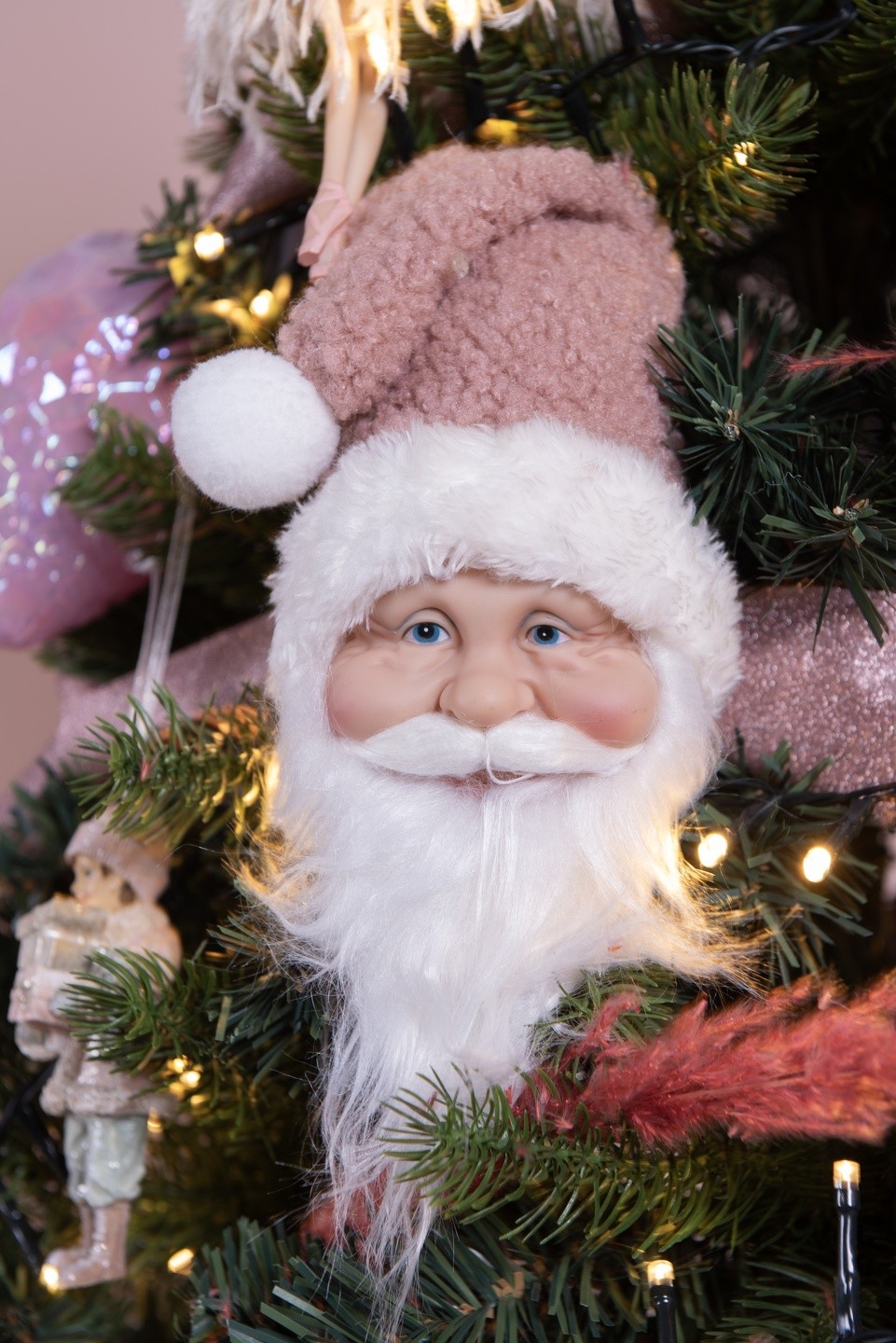 Závěsná dekorace hlava Santa s růžovou čepicí - 10*9*28 cm