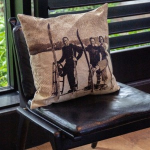 Gobelínový retro polštář s lyžaři a dobovými lyžemi Ski club - 45*15*46cm