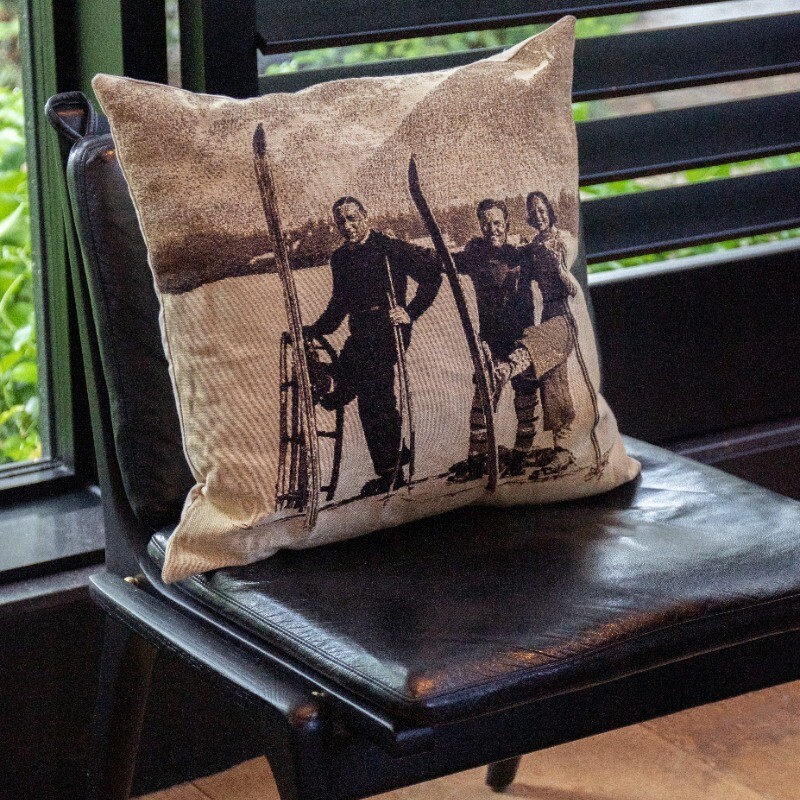 Gobelínový retro polštář s lyžaři a dobovými lyžemi Ski club - 45*15*46cm