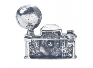 Stříbrná kovová brož s fotoaparátem