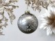 Kouřová skleněná vánoční ozdoba koule s větvičkou - Ø 8cm