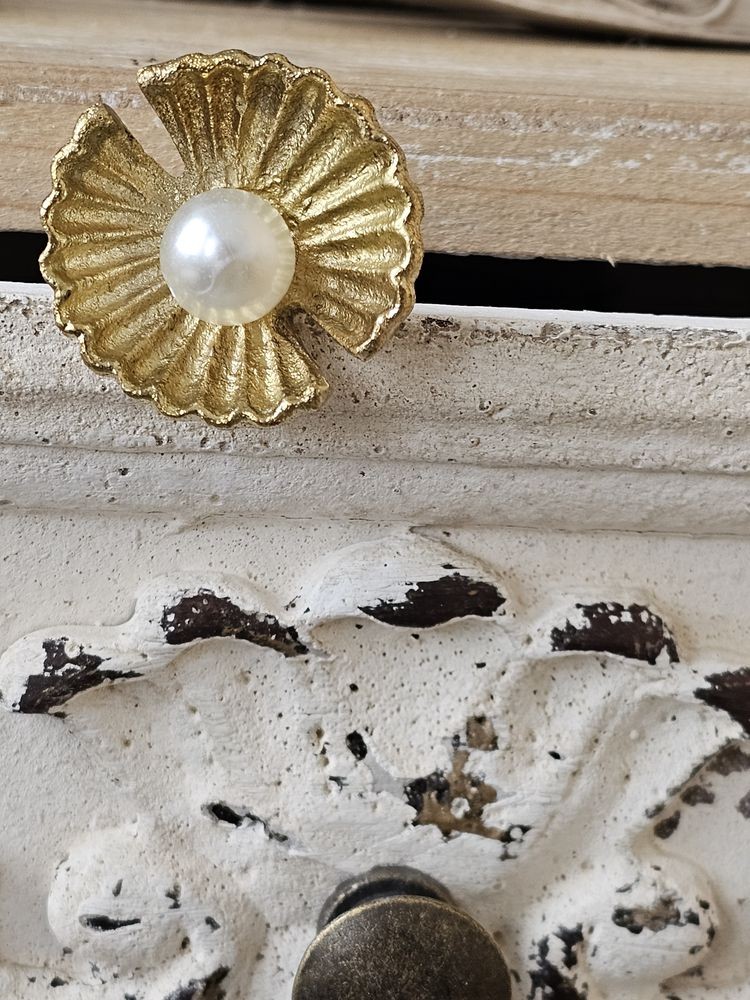 Zlatá antik kovová úchytka s perličkou - Ø 3*6 cm