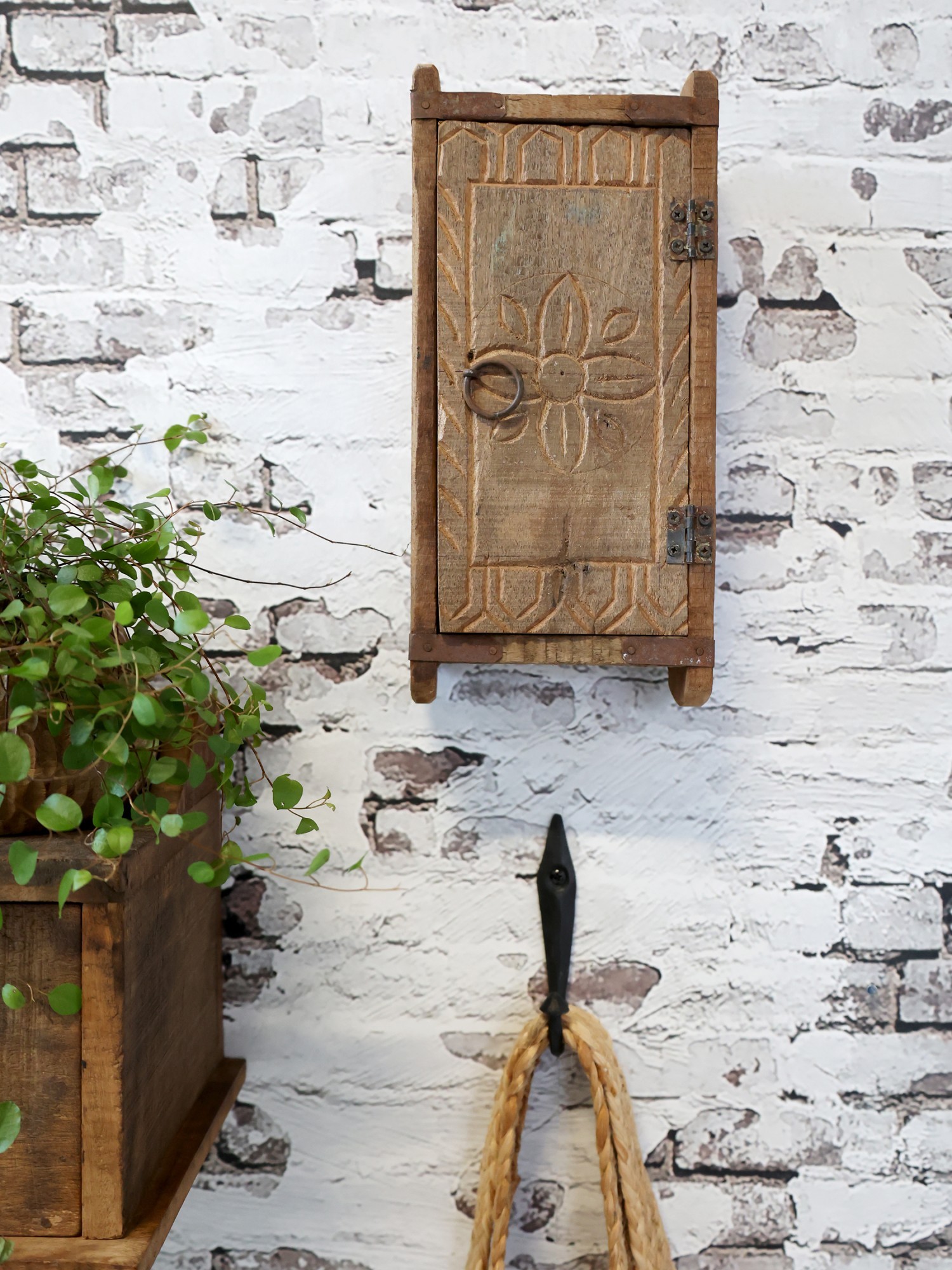 Retro nástěnná dřěvěná skříňka s dvířky Grimaud Brick - 15*9*32 cm